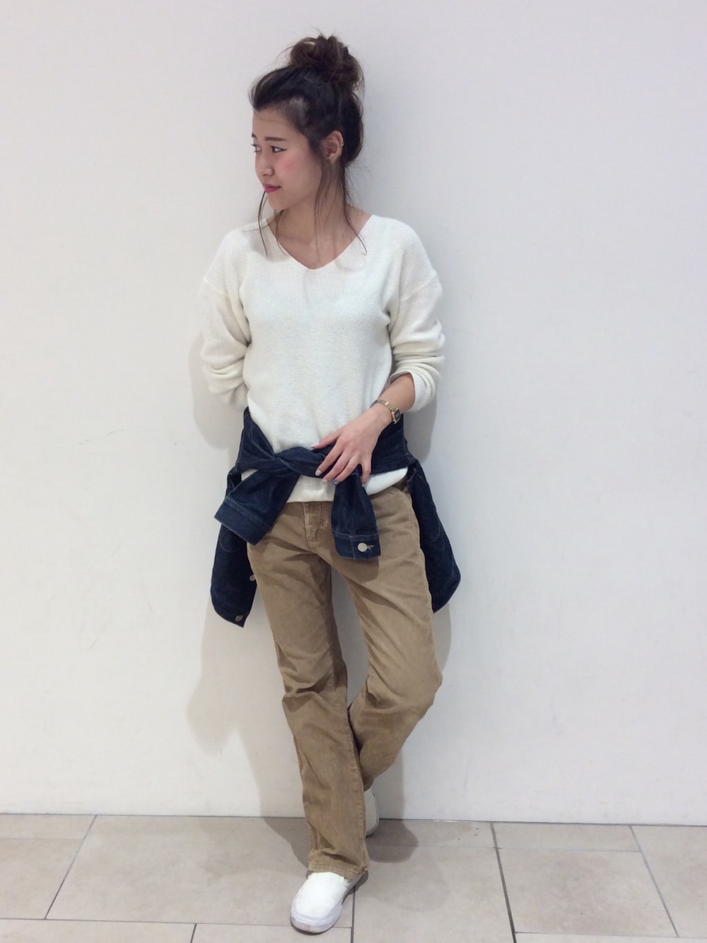 ホワイト系のニット/セーター、ブルー系のデニムジャケット、ベージュ系のその他パンツを着用したレディースの冬コーディネートの1枚目の写真