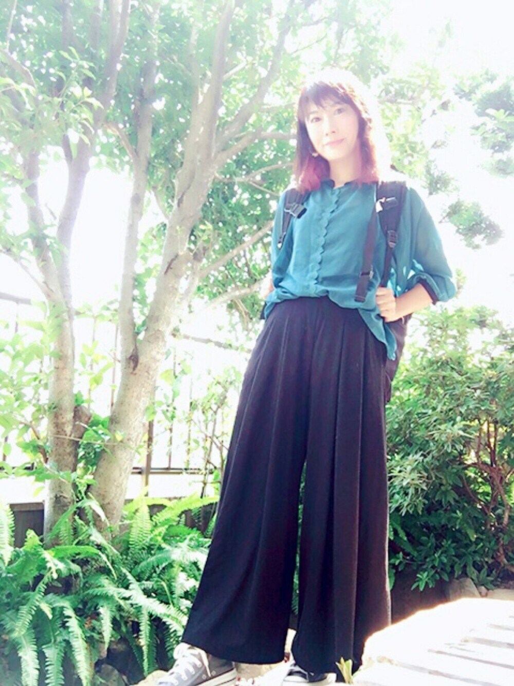 「エリ付き、ドラフトXG、髪色、インナーカラー、お庭」｜「UNIQLOのアイテム（パンツ、ブラック系）」を使った、みぅさん（レディース・156cm）の夏コーディネートの1枚目の写真