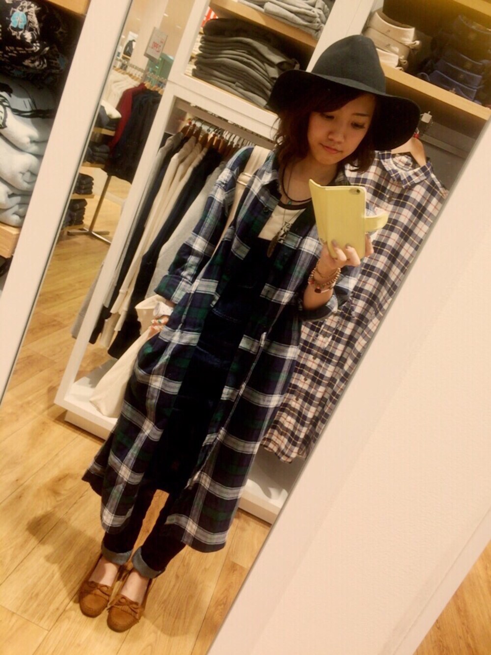 「ロングシャツ、デニムサロペット、サロペット、つばひろハット、モカシン」｜「GUのフエルトツバヒロハット（ハット、ブラック系）」を使った、☆☆☆さん（レディース・155cm）の秋コーディネートの1枚目の写真