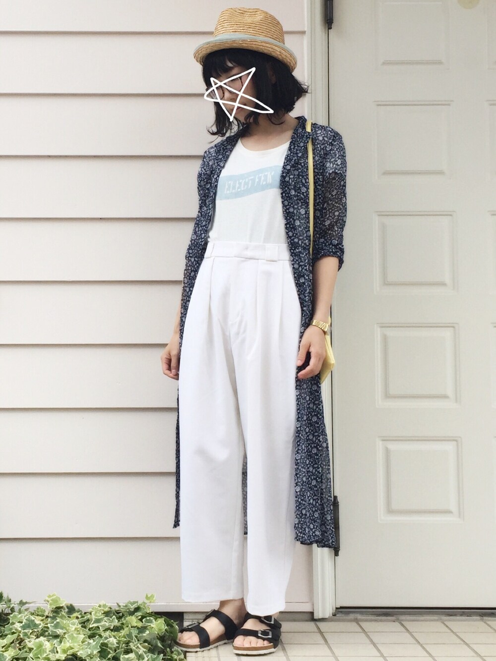 「休日スタイル、white、白、ワイドパンツ、GU、ガウン、ストローハット、麦わら帽子、白パンツ、シャツワンピ」｜「GUのイージーハイウエストテーパードパンツ（その他パンツ、ホワイト系）」を使った、kcoさん（レディース・157cm）の夏コーディネートの1枚目の写真