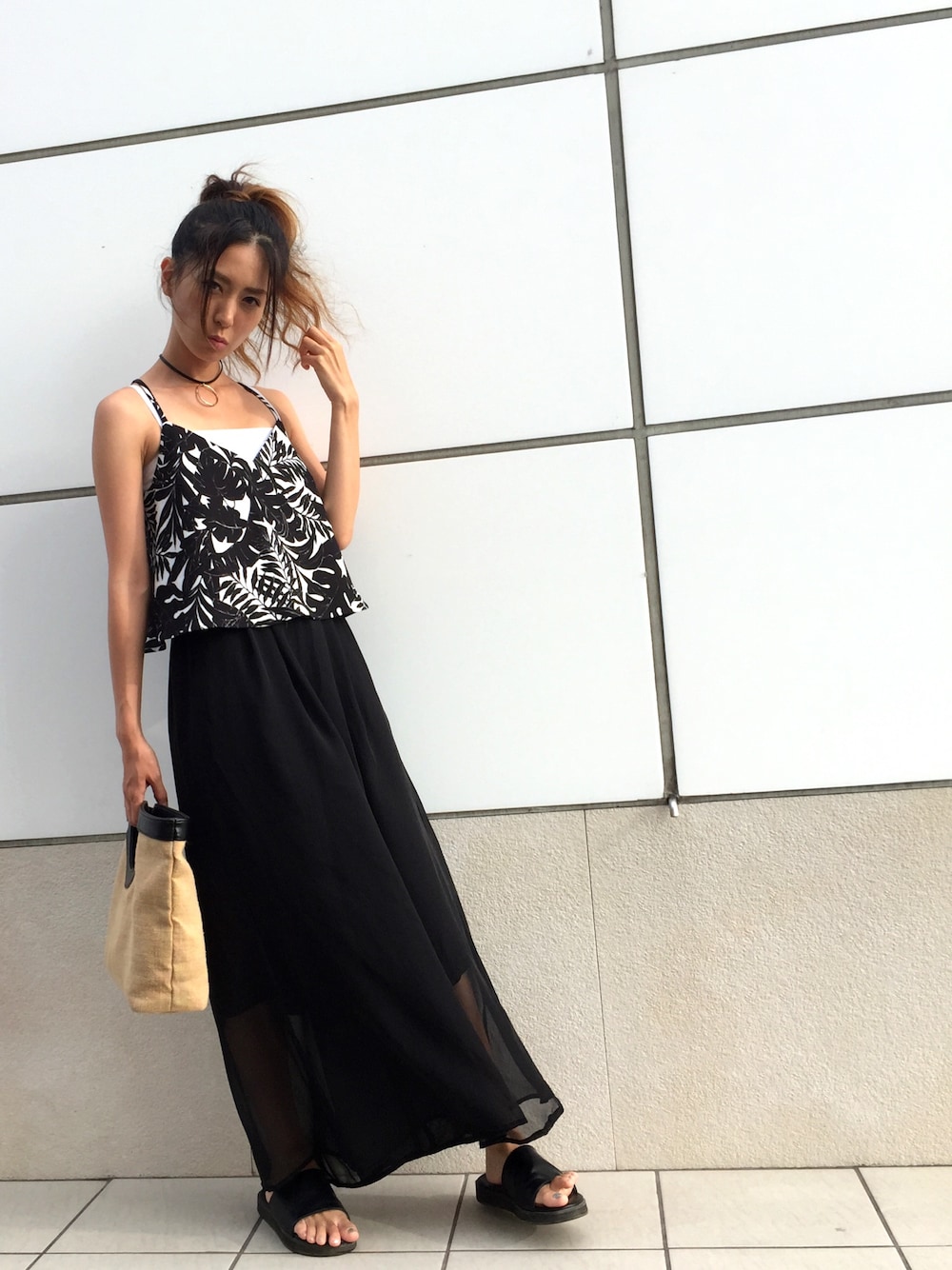 ブラック系のその他パンツ、ベージュ系のバッグ、ブラック系のキャミソールを着用したレディースの夏コーディネートの1枚目の写真