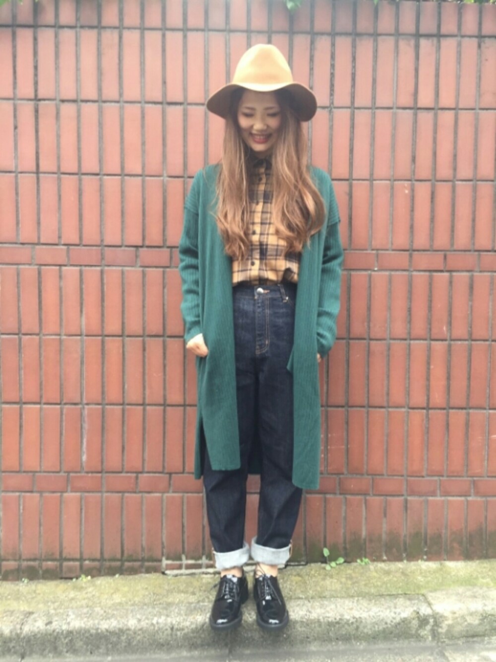 ブラック系のその他シューズ、ブラウン系のシャツ/ブラウス、グリーン系のカーディガン/ボレロを着用したレディースの秋コーディネートの1枚目の写真