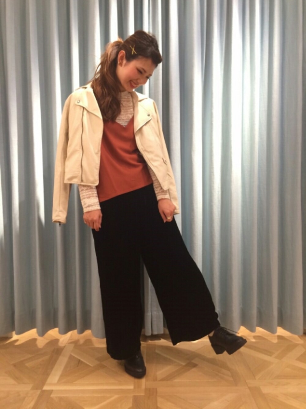 「LOWRYS FARM、ローリーズファーム(LOWRYS FARM)、ライダース、キャミソール、レース、ベロア、ワイドパンツ、秋のコーデ、マニッシュシューズ、ootd」｜「LOWRYS FARMのベロアワイドパンツ　732891 （その他パンツ、ブラック系）」を使った、eritisさん（レディース・161cm）の秋コーディネートの1枚目の写真
