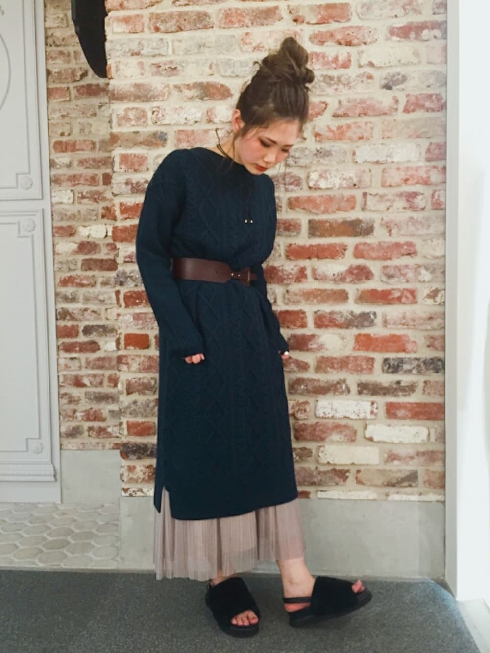 グリーン系のワンピース、グレー系のスカート、ブラック系のサンダルを着用したレディースの秋コーディネートの1枚目の写真