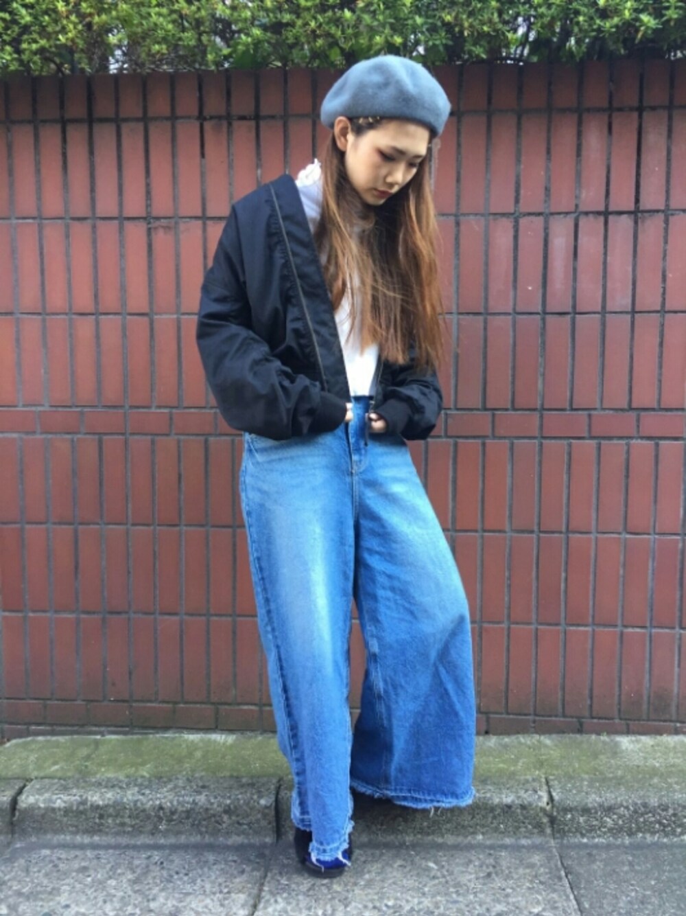 「LOWRYS FARM、ローリーズファーム(LOWRYS FARM)、ベレー帽、MA-1、デニム、ワイドパンツ、冬、タートルネック、シンプル、ootd」｜「LOWRYS FARMのナカワタＢＩＧＭＡ－１　732585 （MA-1、ブラック系）」を使った、eritisさん（レディース・161cm）の冬コーディネートの1枚目の写真