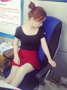 「杂牌のアイテム（スカート、レッド系）」を使った、angelaMonkeyさん（レディース）の春コーディネート