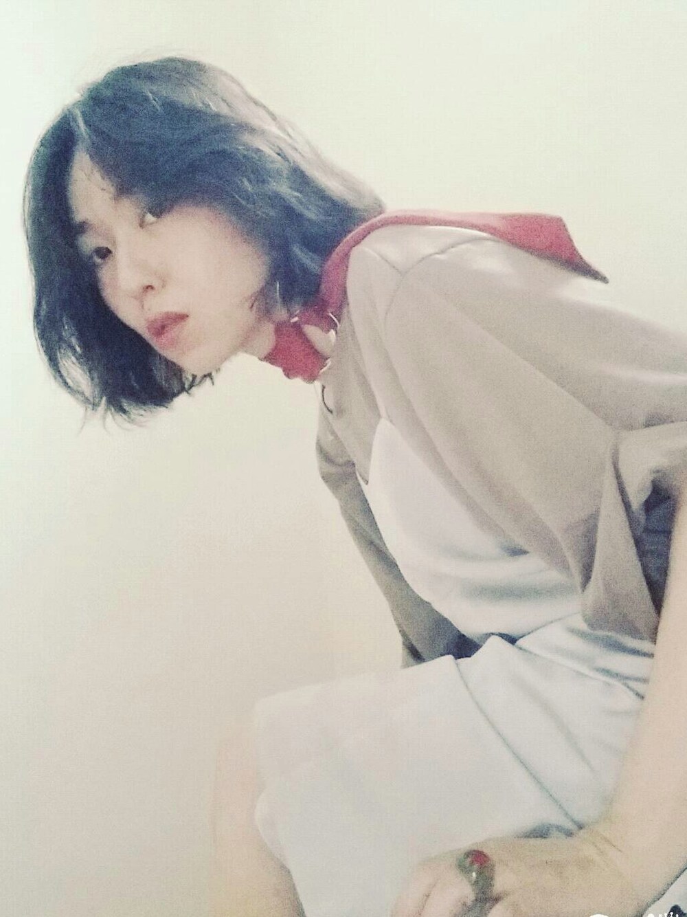 グレー系のワンピース、ベージュ系のTシャツ/カットソー、グリーン系のリングを着用したレディースの夏コーディネートの1枚目の写真