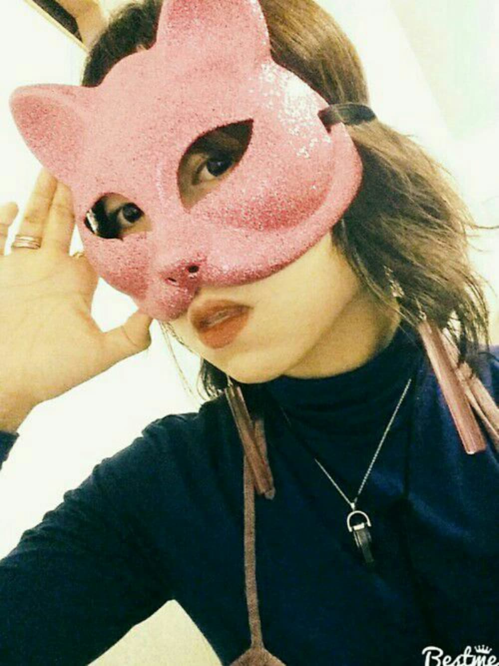 ブラック系のその他アウター、ブラック系のジャケット/アウター、ピンク系のピアス（両耳用）を着用したレディースの秋コーディネートの1枚目の写真