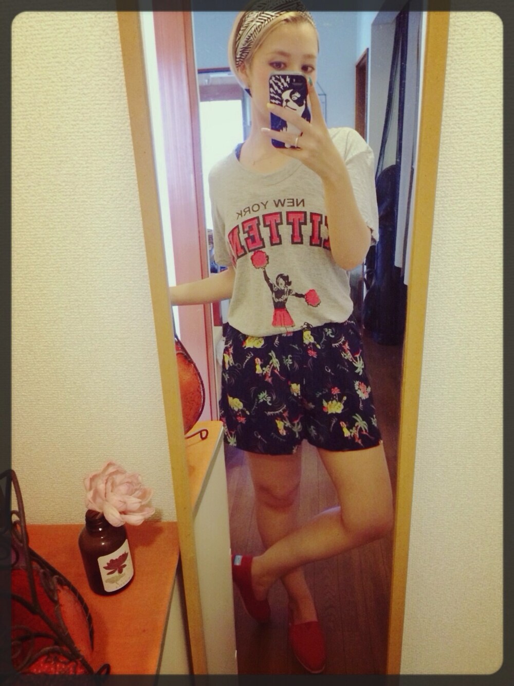 レッド系のスニーカーを着用したレディースの夏コーディネートの1枚目の写真