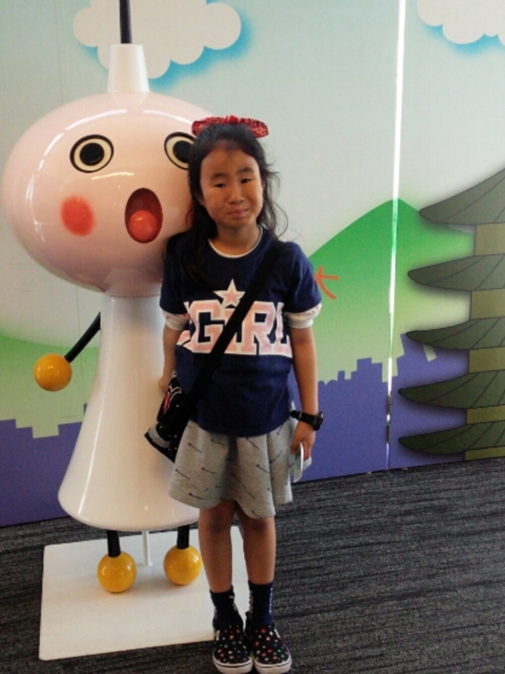 グレー系のスカート、ブルー系のTシャツ/カットソー、ホワイト系のTシャツ/カットソーを着用したキッズの夏コーディネートの1枚目の写真