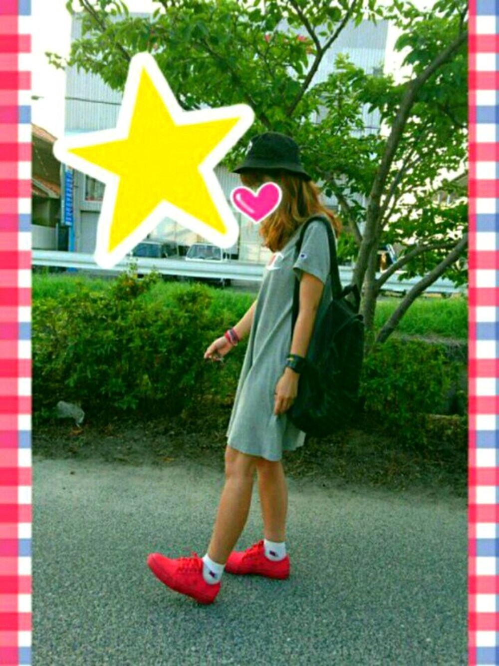 グレー系のワンピース、ブラック系のバックパック/リュック、レッド系のスニーカーを着用したキッズの夏コーディネートの1枚目の写真