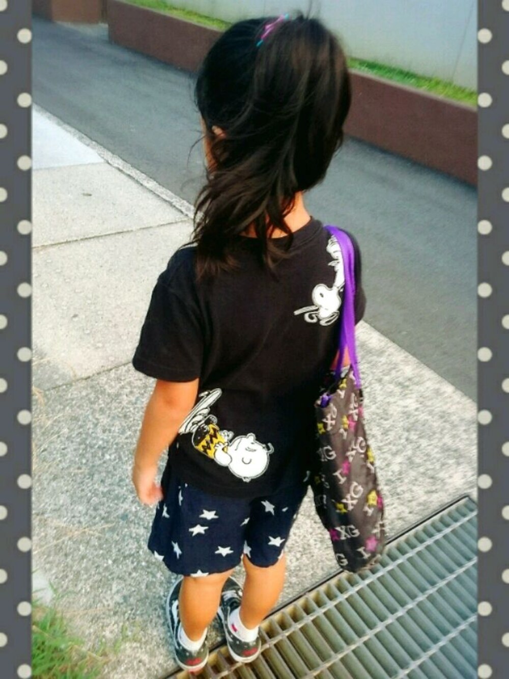 ブラック系のTシャツ/カットソー、ブルー系のその他パンツ、ブラック系のスニーカーを着用したレディースの夏コーディネートの1枚目の写真