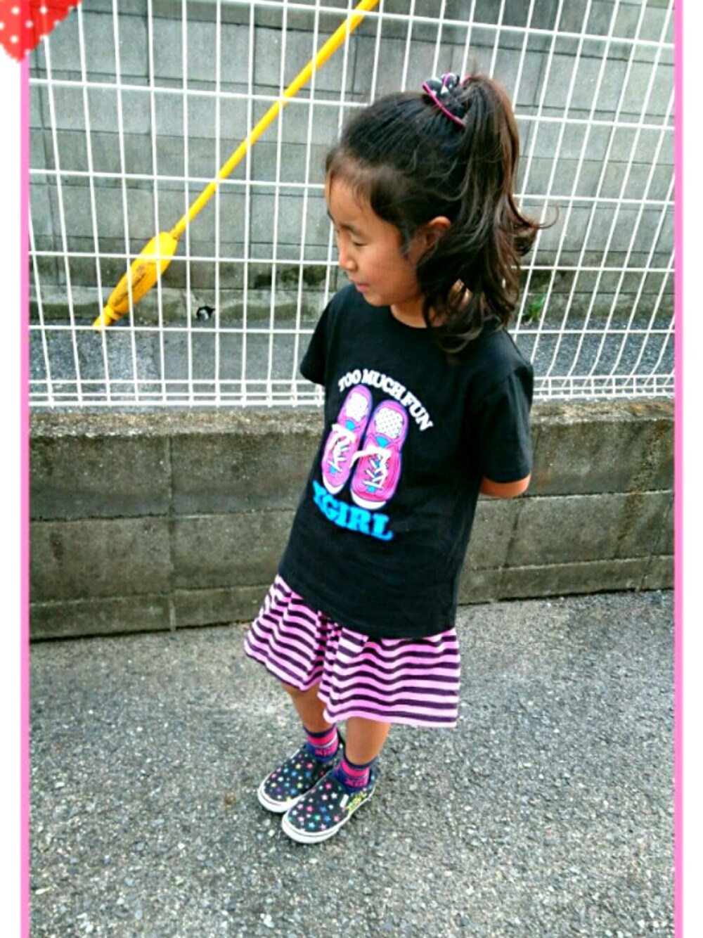 ブラック系のTシャツ/カットソー、ピンク系のワンピース、ブラック系のスニーカーを着用したレディースの夏コーディネートの1枚目の写真