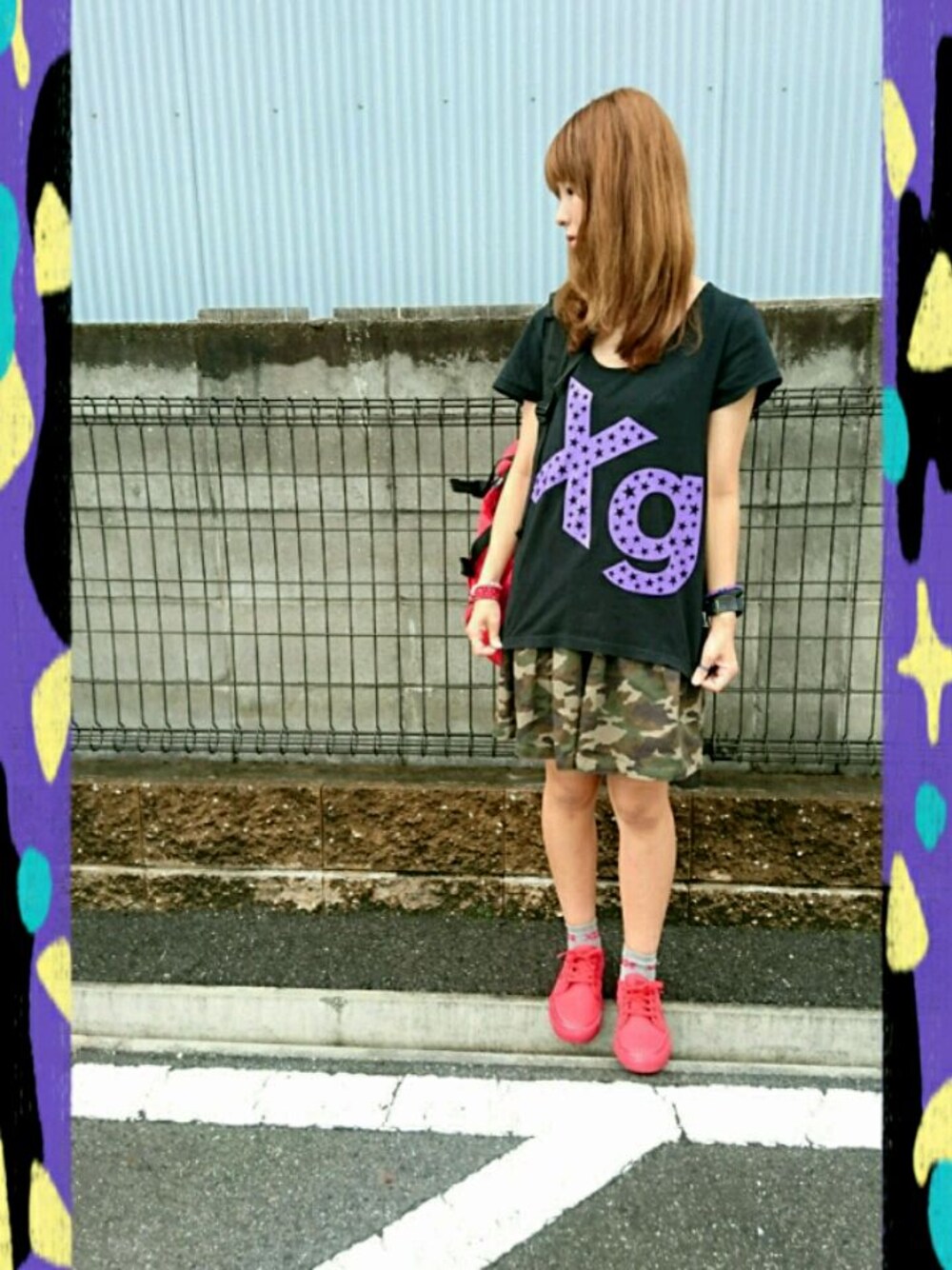 レッド系のバックパック/リュック、ブラック系のTシャツ/カットソー、その他のスカートを着用したレディースの秋コーディネートの1枚目の写真