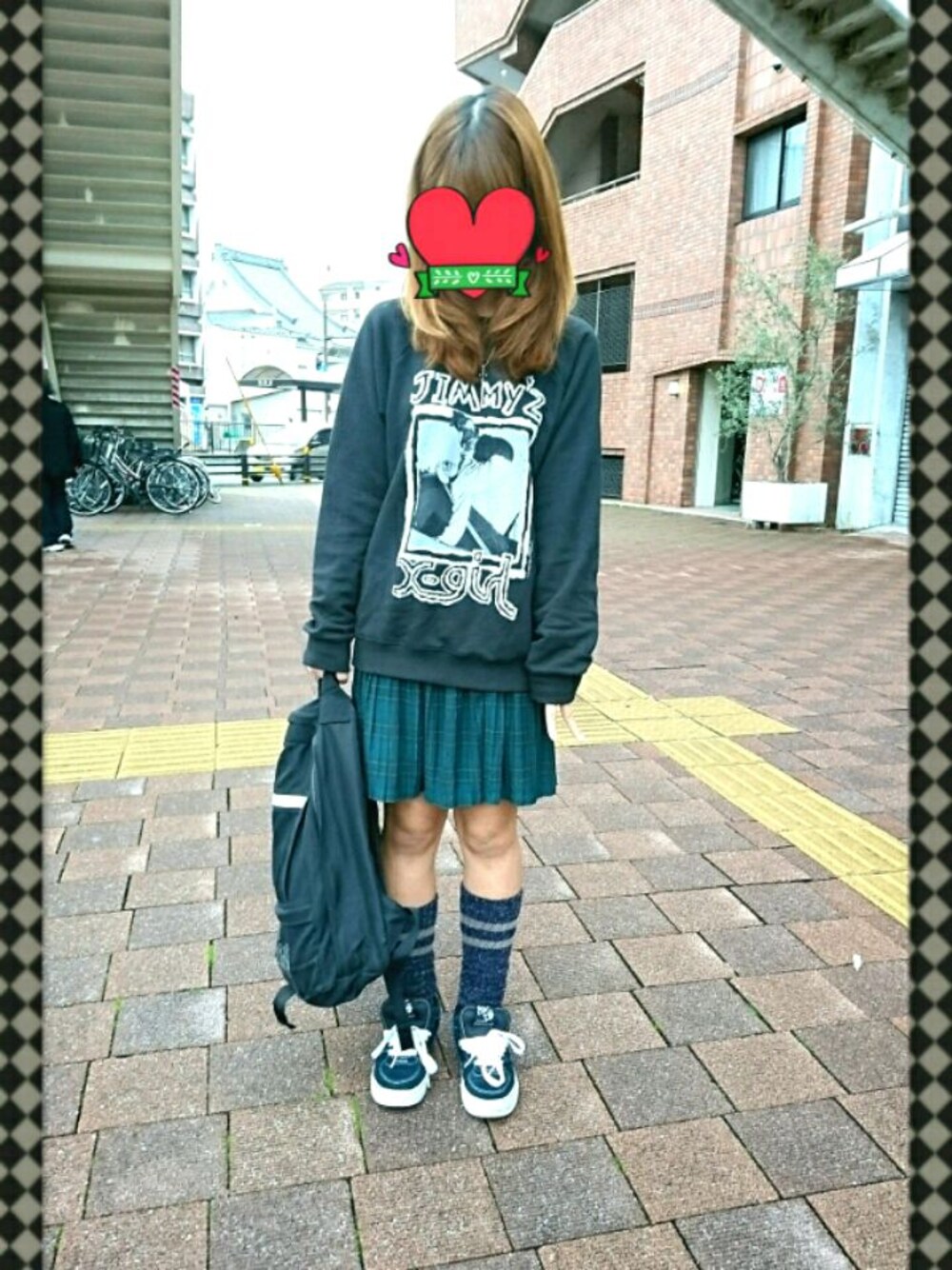 「スクール、カジュアル、ラブ＆ピース2016、スウェット、プリーツスカート」｜「X-girlのX-girl × JIMMY'Z SWEAT TOP（スウェット、ブラック系）」を使った、haruさん（レディース・157cm）の秋コーディネートの1枚目の写真