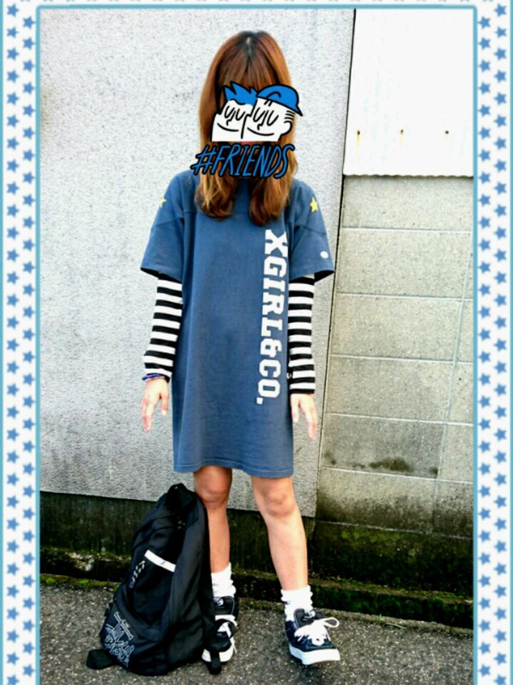 ブルー系のワンピース、ホワイト系のTシャツ/カットソー、ブラック系のスニーカーを着用したレディースの秋コーディネートの1枚目の写真