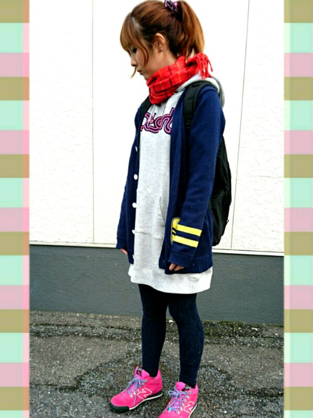 グレー系のワンピース、ブルー系のカーディガン/ボレロ、ピンク系のスニーカーを着用したレディースの秋コーディネートの1枚目の写真