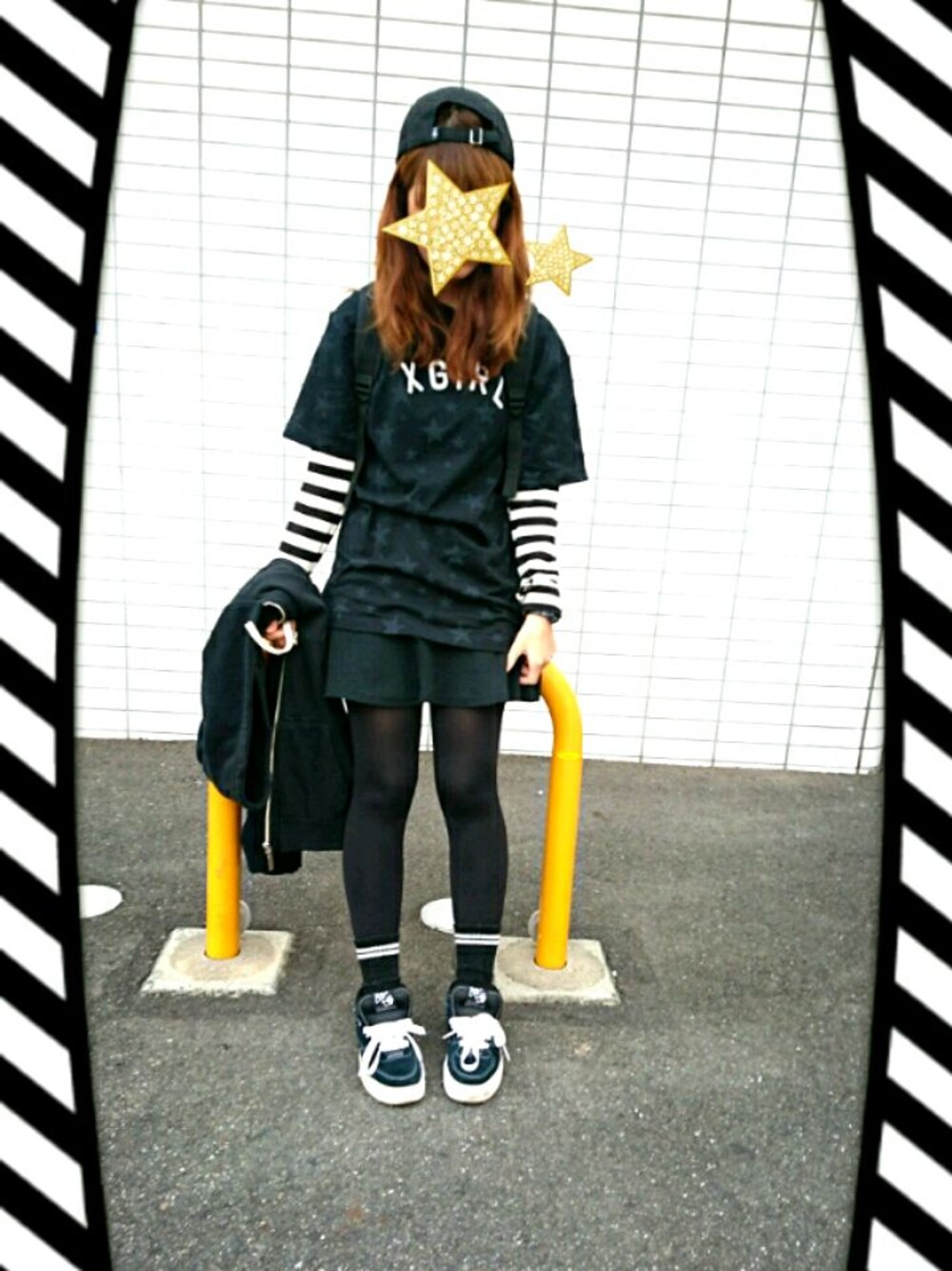「モノトーン、冬、カジュアル、キャップ、タイツ×靴下」｜「X-girlのSTARS S/S BIG TEE /Tシャツ/TEE/星柄/リフレクター/トレンド/ロゴ（Tシャツ/カットソー、ブラック系）」を使った、haruさん（レディース・157cm）の秋コーディネートの1枚目の写真