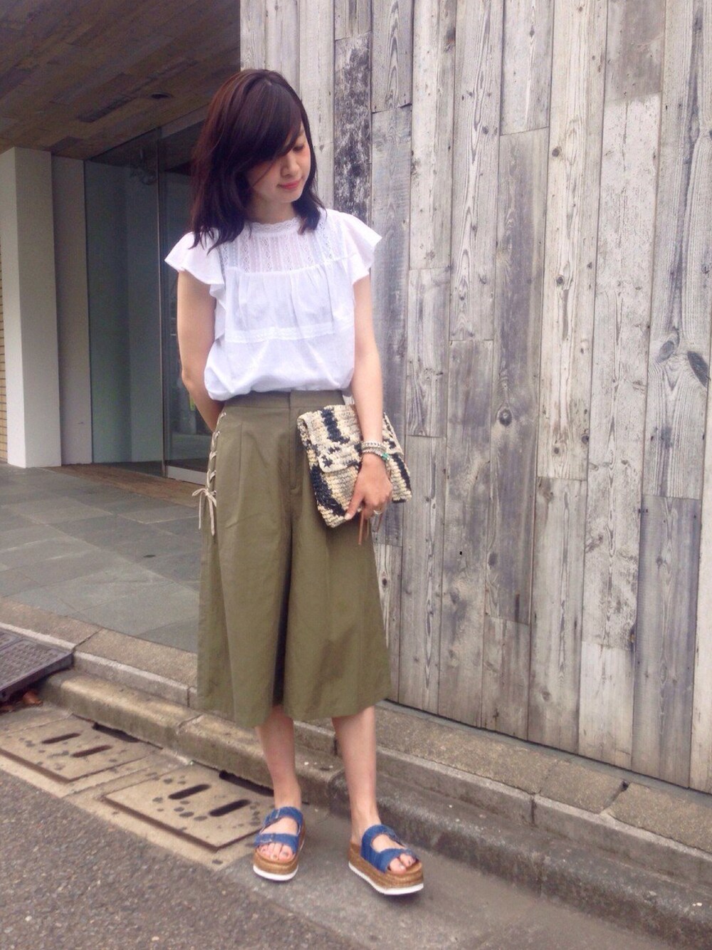 「Another Edition、アナザーエディション、ガウチョパンツ、レースアップ、レースブラウス、JEFFREY CAMPBELL」｜「Another Editionのカモフラクラッチバック/AE CAMO CLT（クラッチバッグ、ブルー系）」を使った、chiharuさん（レディース・170cm）の夏コーディネートの1枚目の写真