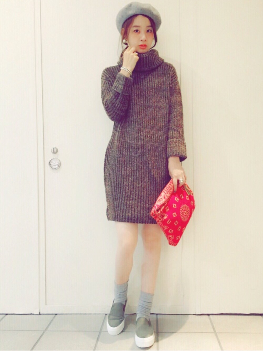 「Another Edition、アナザーエディション、ニットワンピース」｜「Another Editionの【色指定予約】バンダナクラッチ/AE BANDANA CLT（クラッチバッグ、レッド系）」を使った、chiharuさん（レディース・170cm）の秋コーディネートの1枚目の写真