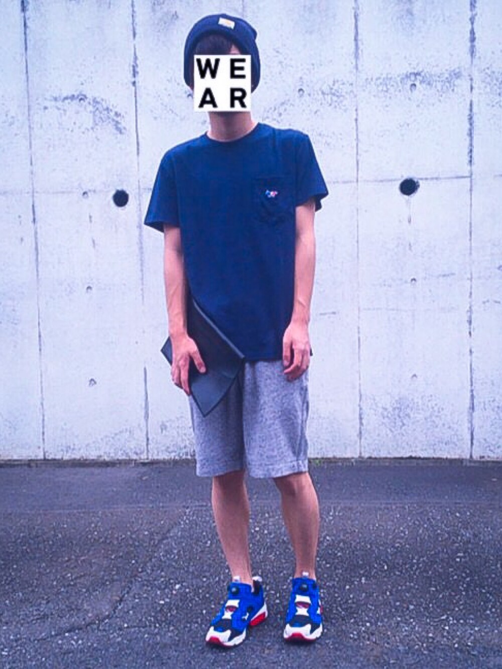 ブルー系のTシャツ/カットソー、ブラック系のクラッチバッグ、グレー系のその他パンツを着用したメンズの夏コーディネートの1枚目の写真