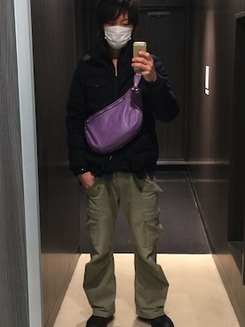「aniary（アニアリ）のアイテム（ボディバッグ/ウエストポーチ、パープル系）」を使った、TMさん（メンズ・176cm）の冬コーディネート