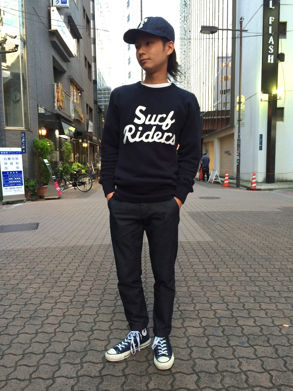 ブルー系のスウェット、ブラック系のスラックス、ブルー系のスニーカーを着用したメンズの秋コーディネートの1枚目の写真