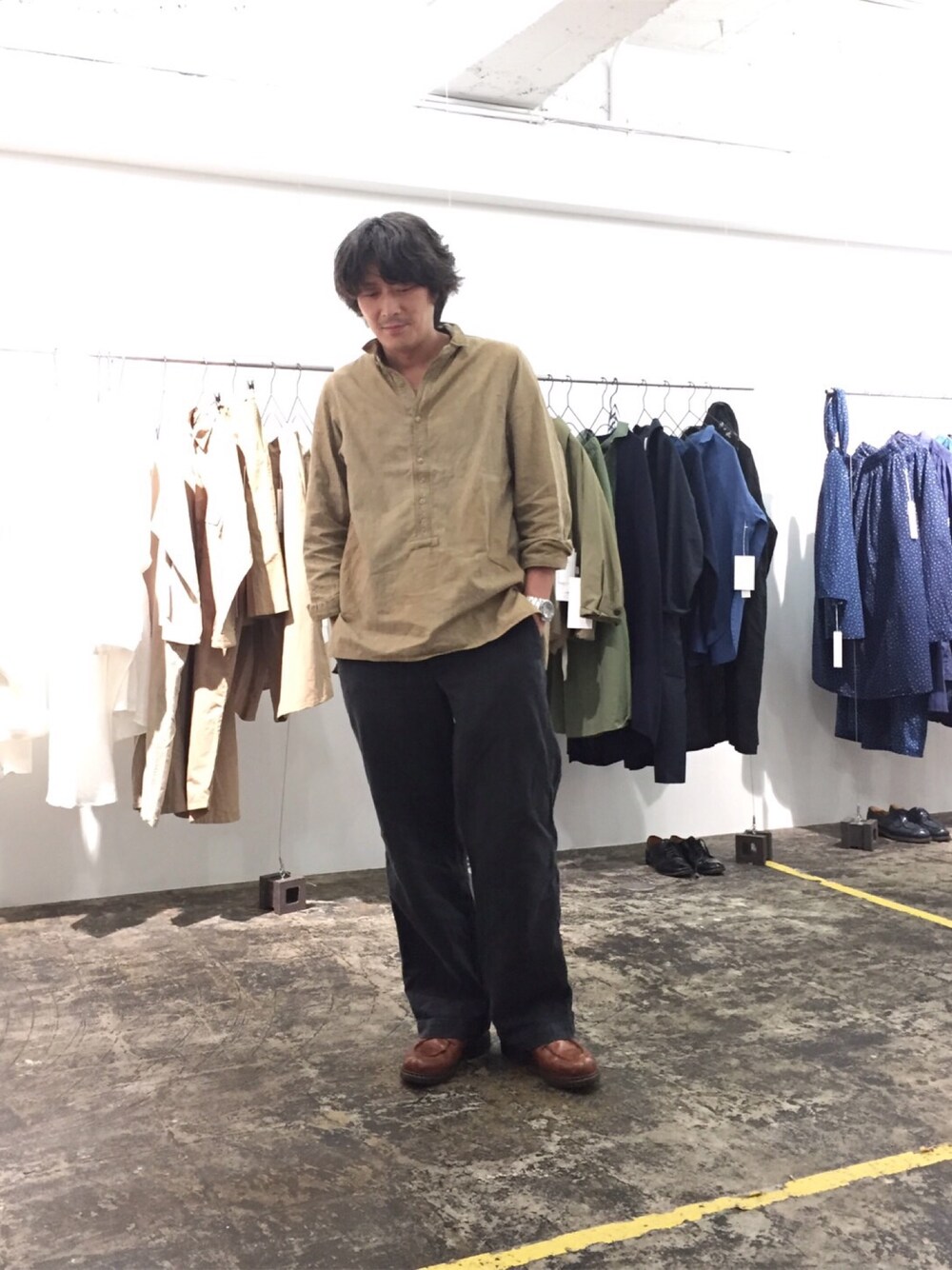 「ARTS & SCIENCEのアイテム（シャツ/ブラウス、ゴールド系）」を使った、jumpeiさん（メンズ・172cm）の秋コーディネートの1枚目の写真