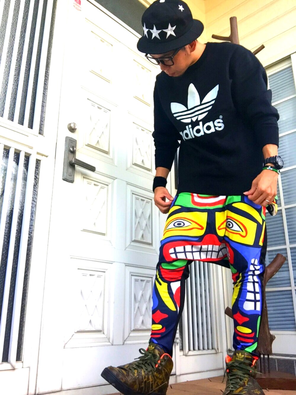 「ひとりadidas祭り、adidas、adidas Originals by JEREMY SCOTT、ストリート、ダンス、バケットハット、サルエルパンツ」｜「no brandのアイテム（ハット、ブラック系）」を使った、タックタクミンさん（メンズ・172cm）の秋コーディネートの1枚目の写真
