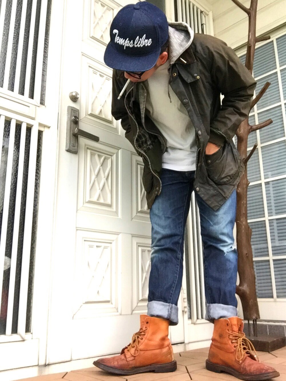「カジュアル、UNIQLO、barbour、秋コーデ、ブーツ、tricker's」｜「GUのアイテム（キャップ、ブルー系）」を使った、タックタクミンさん（メンズ・172cm）の秋コーディネートの1枚目の写真