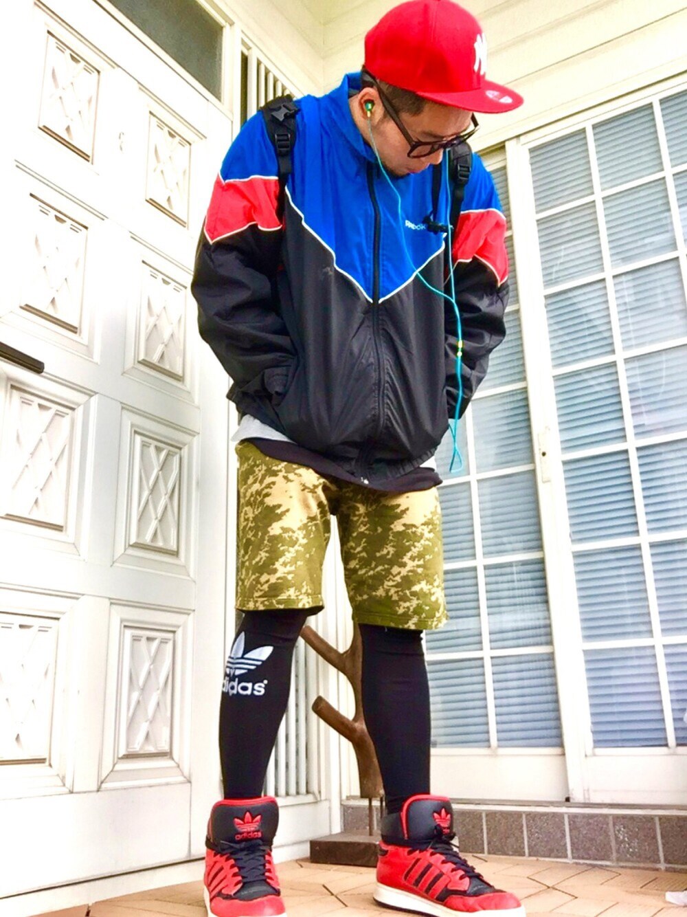 「ストリート、スポーツミックス、カジュアル、リーボック(Reebok)、adidas、GU」｜「NEW ERAのアイテム（キャップ、レッド系）」を使った、タックタクミンさん（メンズ・172cm）の秋コーディネートの1枚目の写真