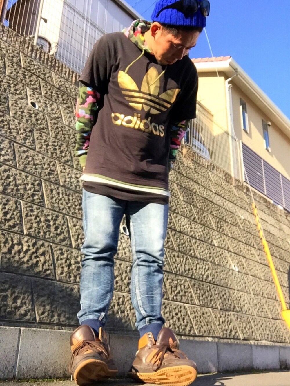 「スニーカー、ストリート、重ね着、パーカー、カモフラ、アディダス、ニット帽、デニム」｜「adidas Originalsのアイテム（Tシャツ/カットソー、ブラック系）」を使った、タックタクミンさん（メンズ・172cm）の秋コーディネートの1枚目の写真
