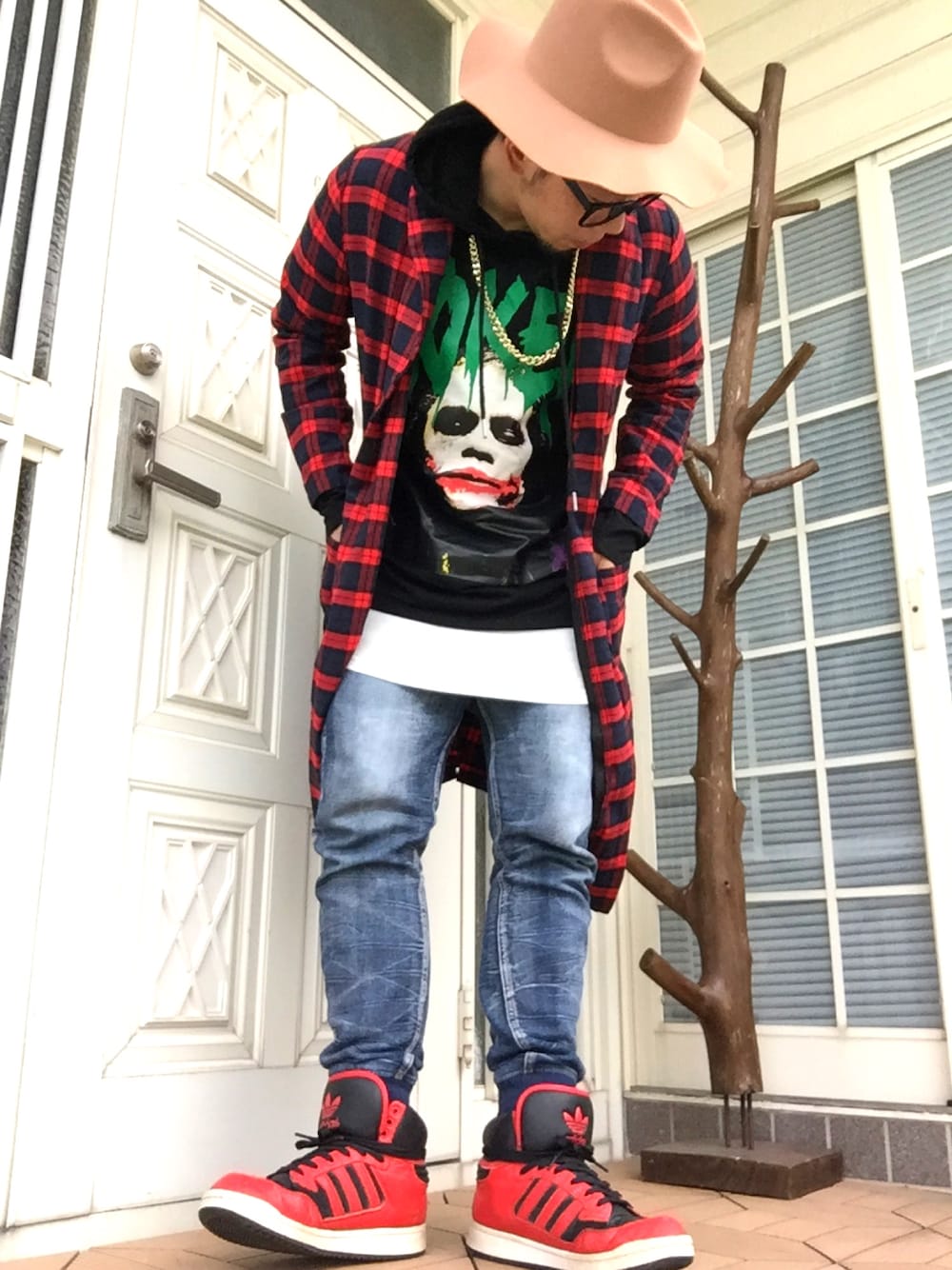 「オトナカジュアル、カジュアルコーデ、ロング丈、チェック、パーカー、つばひろハット、adidas、ストリート」｜「no brandのアイテム（ハット、ベージュ系）」を使った、タックタクミンさん（メンズ・172cm）の冬コーディネートの1枚目の写真