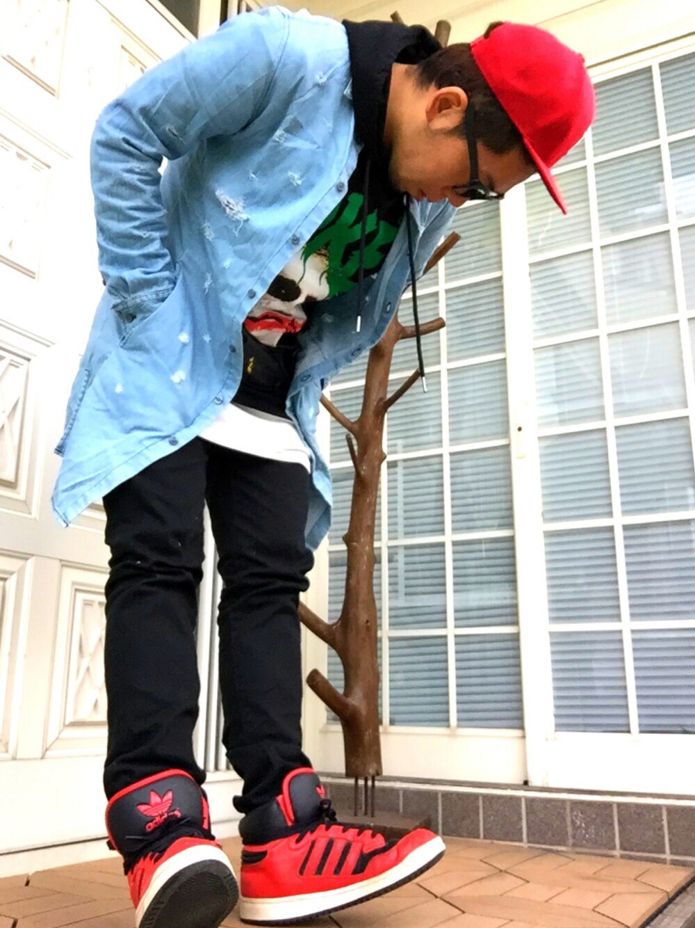 「スキニー、ブラック、クラッシュデニム、ストリート、パーカー、WEGO、GU、adidas」｜「NEW ERAのアイテム（キャップ、レッド系）」を使った、タックタクミンさん（メンズ・172cm）の冬コーディネートの1枚目の写真