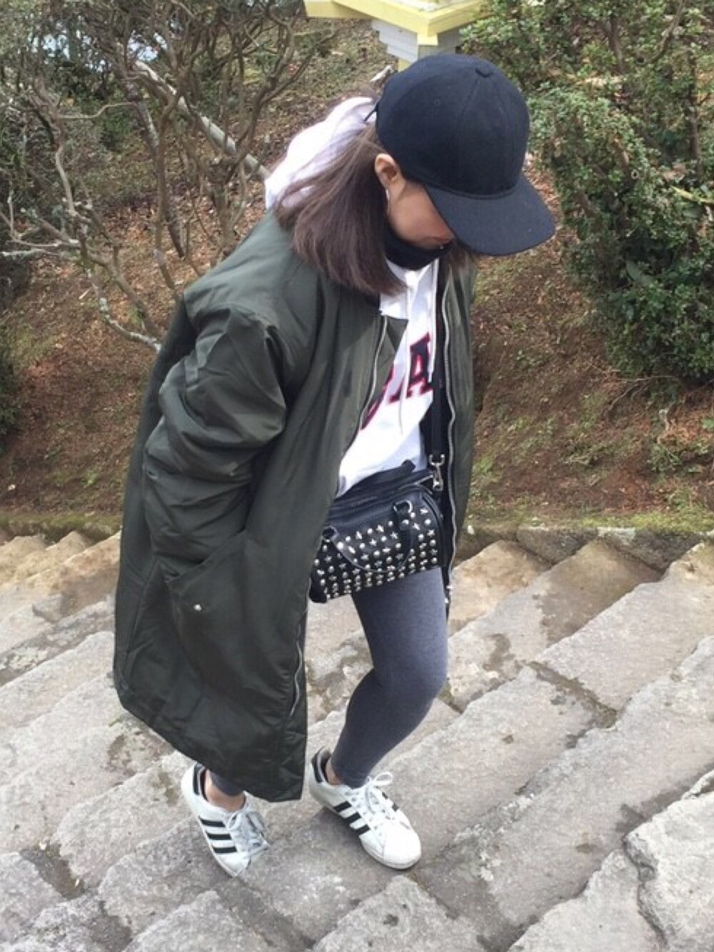 「MA-1、ロングMA-1、キャップ、パーカー、白いスニーカー、レギンス、韓国ファッション、H&M、GU」｜「GUのアイテム（キャップ、ブラック系）」を使った、楓さん（レディース・158cm）の冬コーディネートの1枚目の写真