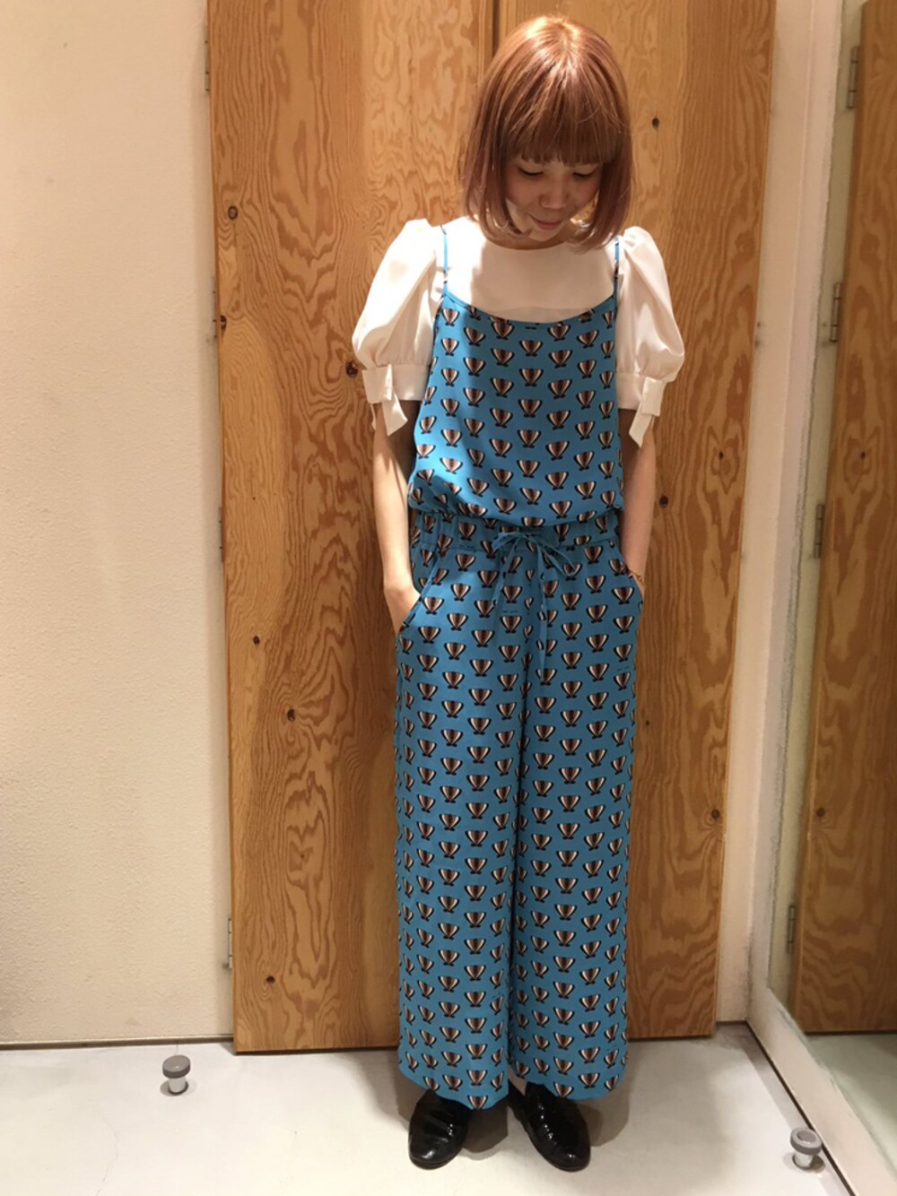 ブルー系のつなぎ/オールインワンを着用したレディースの夏コーディネートの1枚目の写真