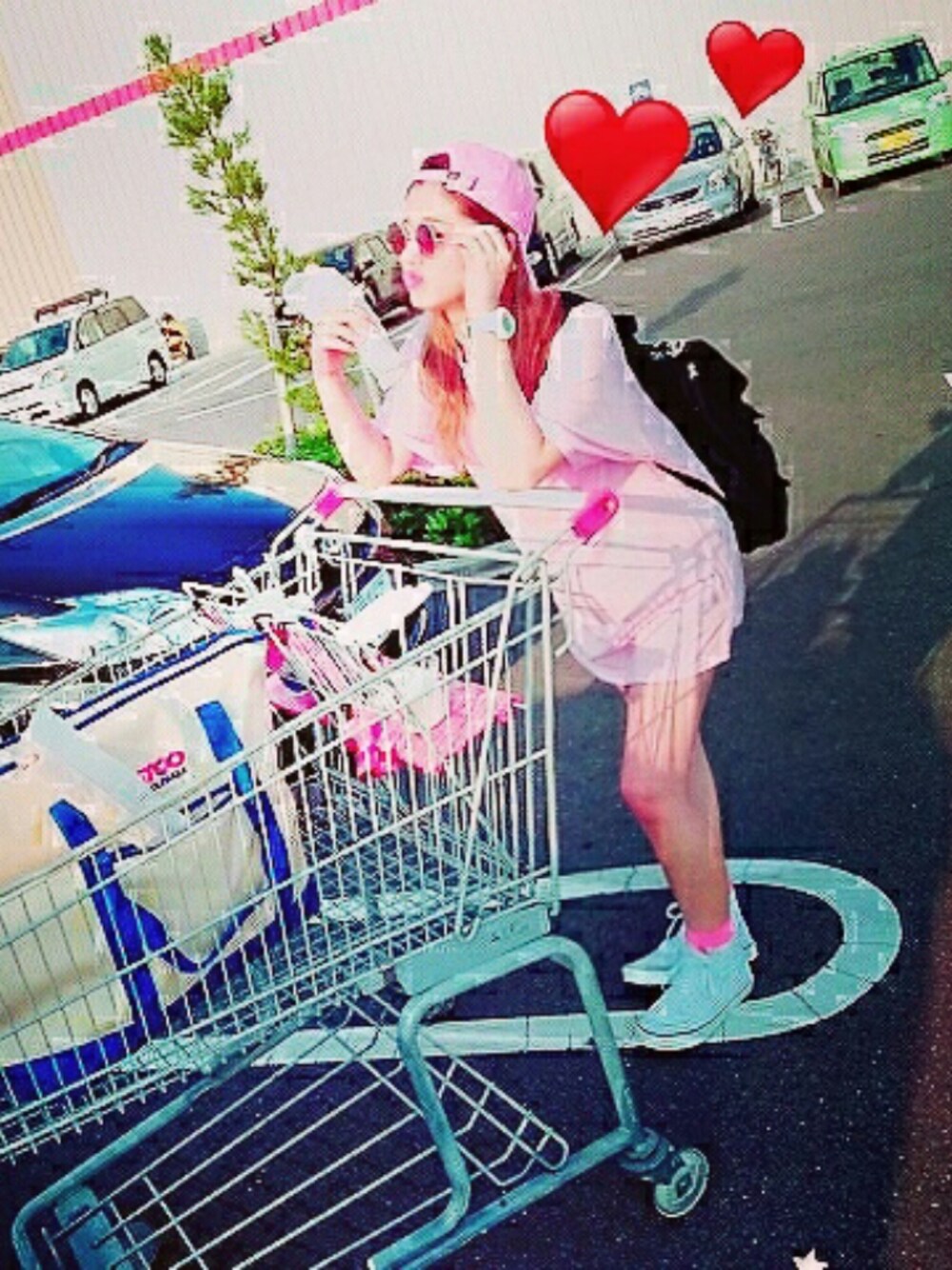 「スニーカー、pink、ステューシー、バンズ、ホワイト、コストコ、スポーツミックス」｜「STUSSYのアイテム（Tシャツ/カットソー、ピンク系）」を使った、 ＭＡＫＯさん（レディース・163cm）の夏コーディネートの1枚目の写真