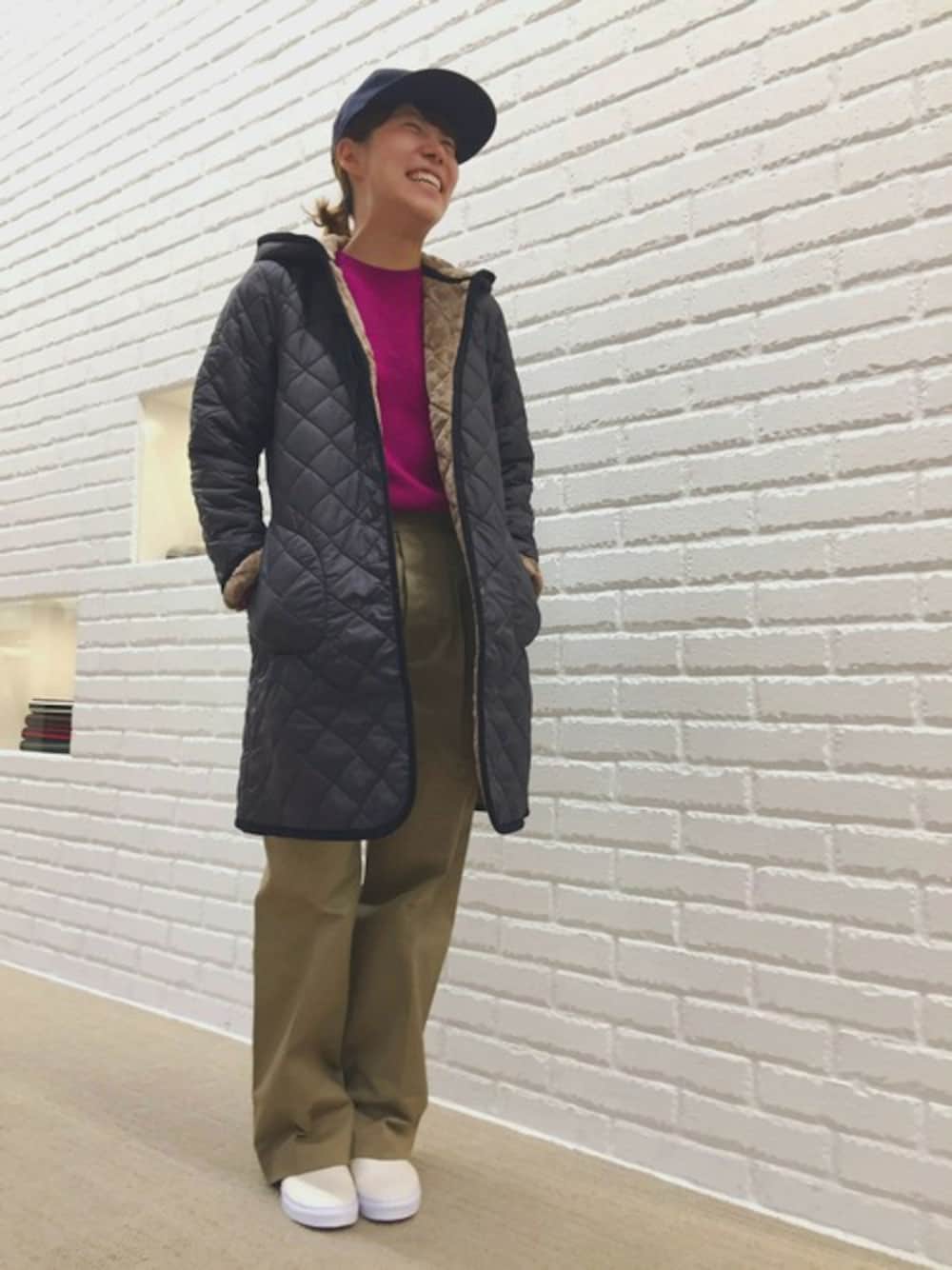 ブルー系のその他アウター、パープル系のニット/セーター、ベージュ系のその他パンツを着用したレディースの秋コーディネートの1枚目の写真