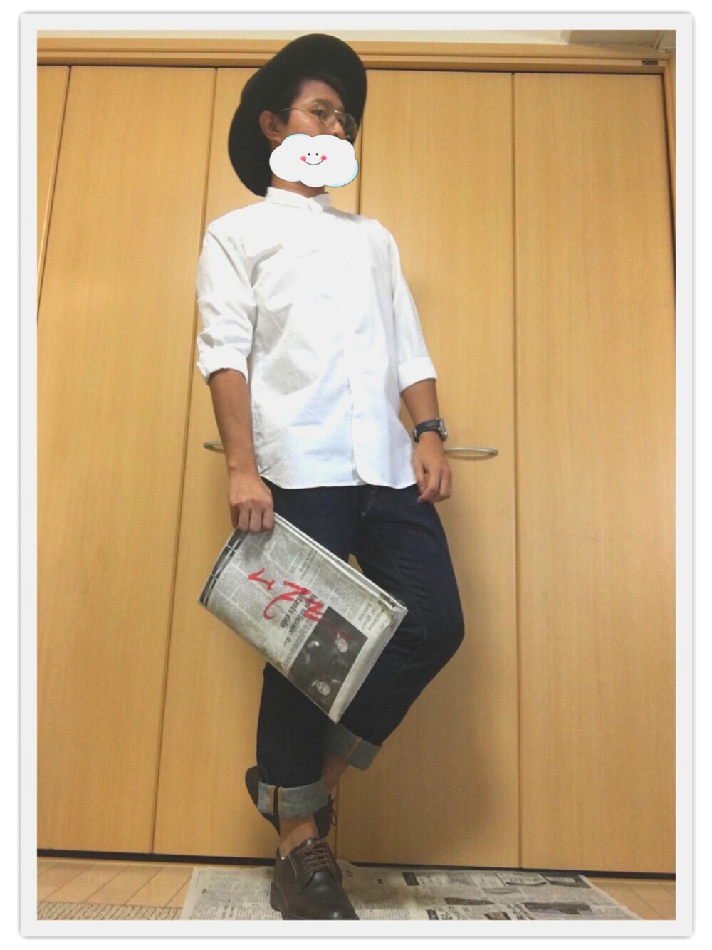 ホワイト系のシャツ/ブラウス、ホワイト系のクラッチバッグ、ブラウン系のその他シューズを着用したメンズの秋コーディネートの1枚目の写真