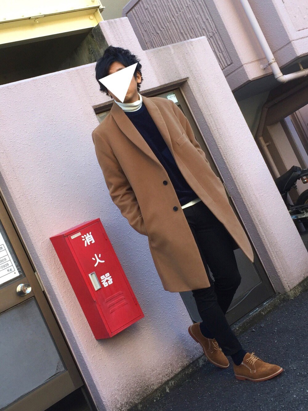イエロー系のチェスターコート、ブルー系のスウェット、ホワイト系のTシャツ/カットソーを着用したメンズの冬コーディネートの1枚目の写真