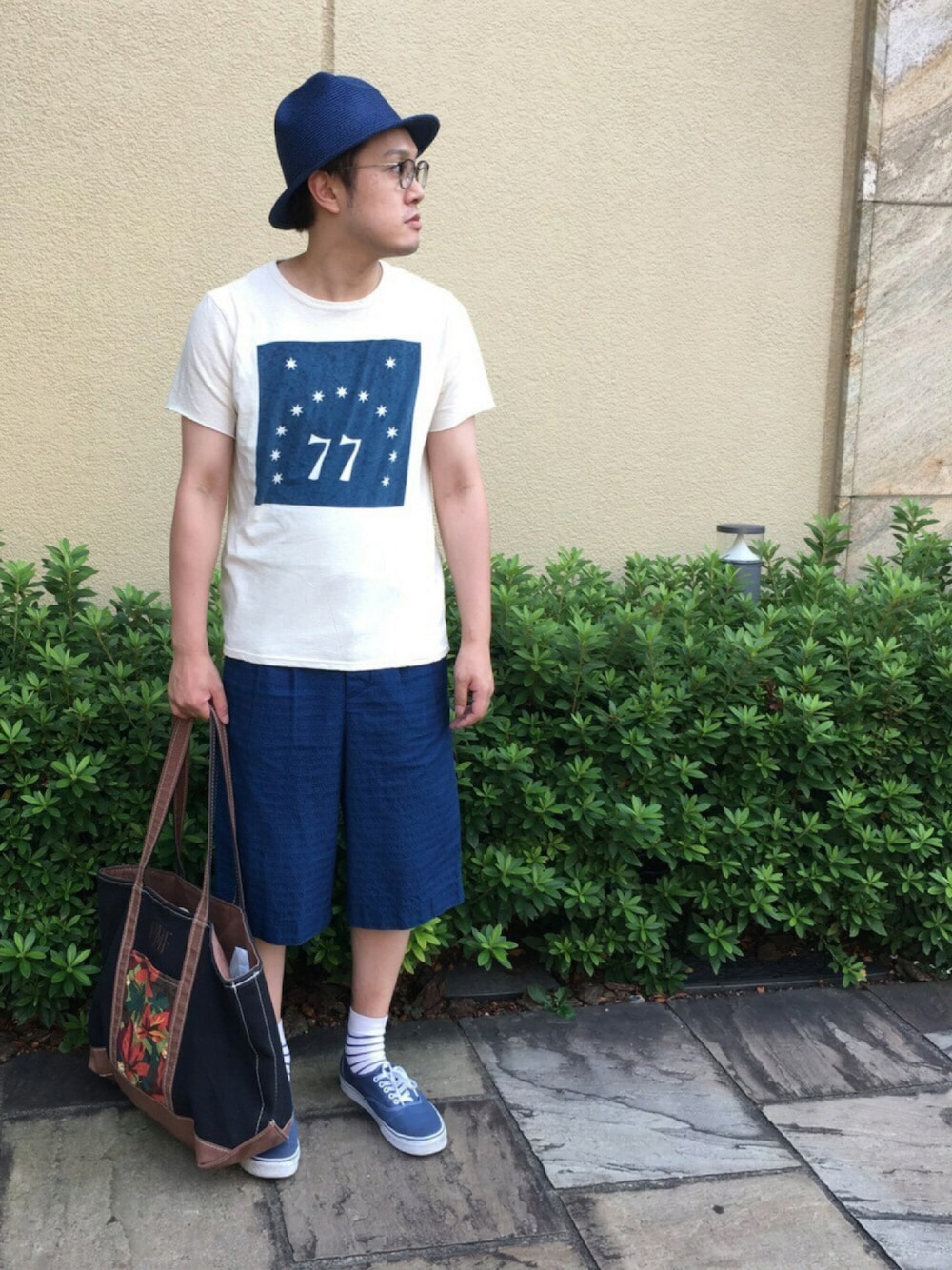 「ナンバリング、プリントT、ハーフパンツ、ラインソックス、VANS、ペーパーハット、メガネ男子、トートバッグ、マリンコーデ、ブルー x ホワイト」｜「SUBLIMEのペーパーハット（ハット、ブルー系）」を使った、Mdskさん（メンズ・173cm）の夏コーディネートの1枚目の写真