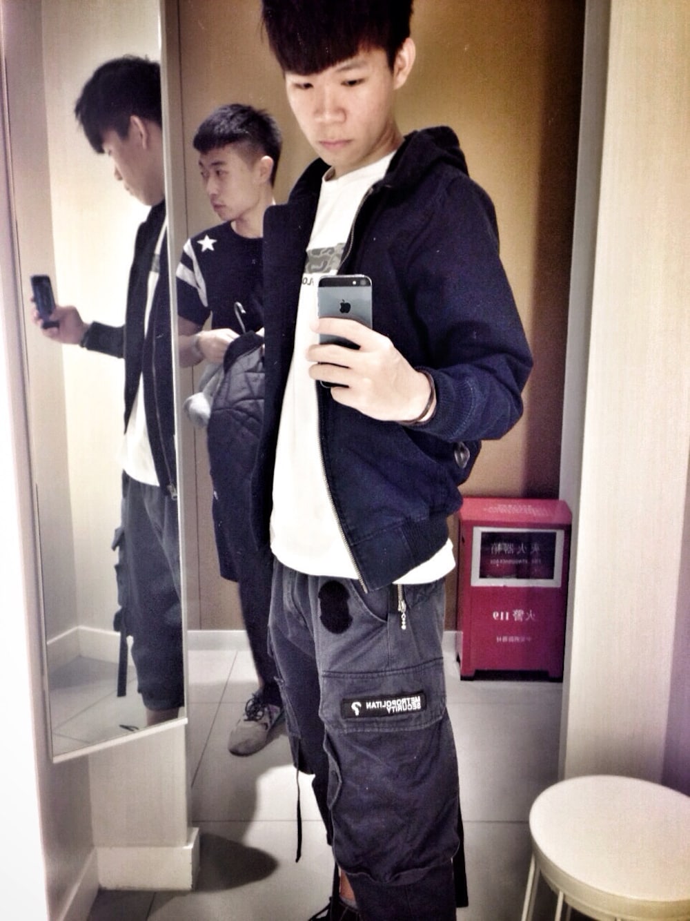 ホワイト系のTシャツ/カットソー、ブルー系のミリタリージャケット、ブルー系のカーゴパンツを着用したメンズの秋コーディネートの1枚目の写真