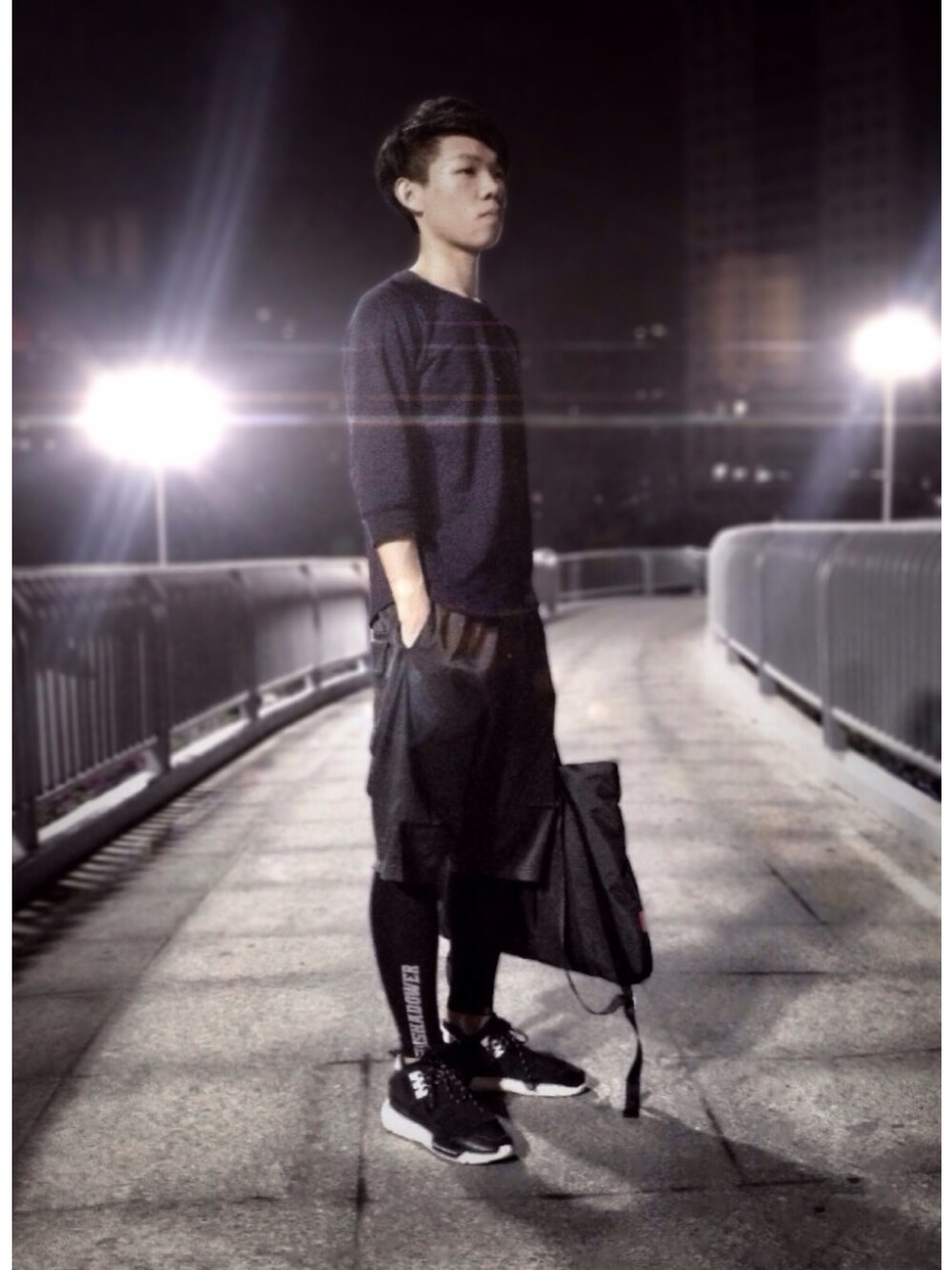 「lookbook」｜「ROARINGWILDのアイテム（Tシャツ/カットソー、ブルー系）」を使った、K.Bさん（メンズ・175cm）の冬コーディネートの1枚目の写真