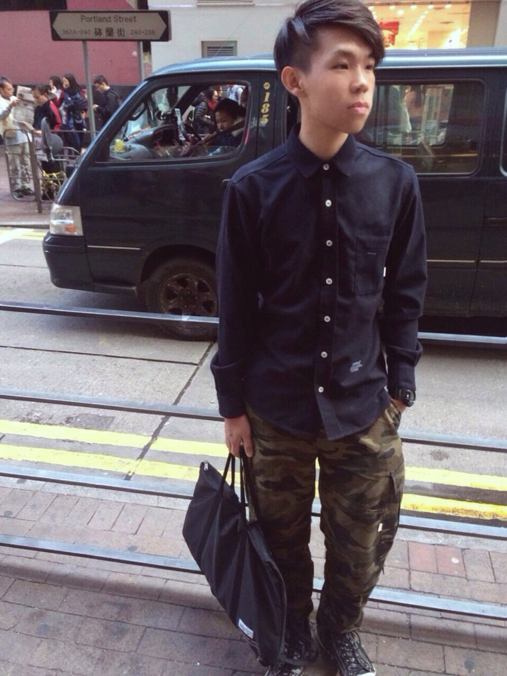 「denim、Mongkok」｜「ROARINGWILDのアイテム（シャツ/ブラウス、ブルー系）」を使った、K.Bさん（メンズ・175cm）の冬コーディネートの1枚目の写真
