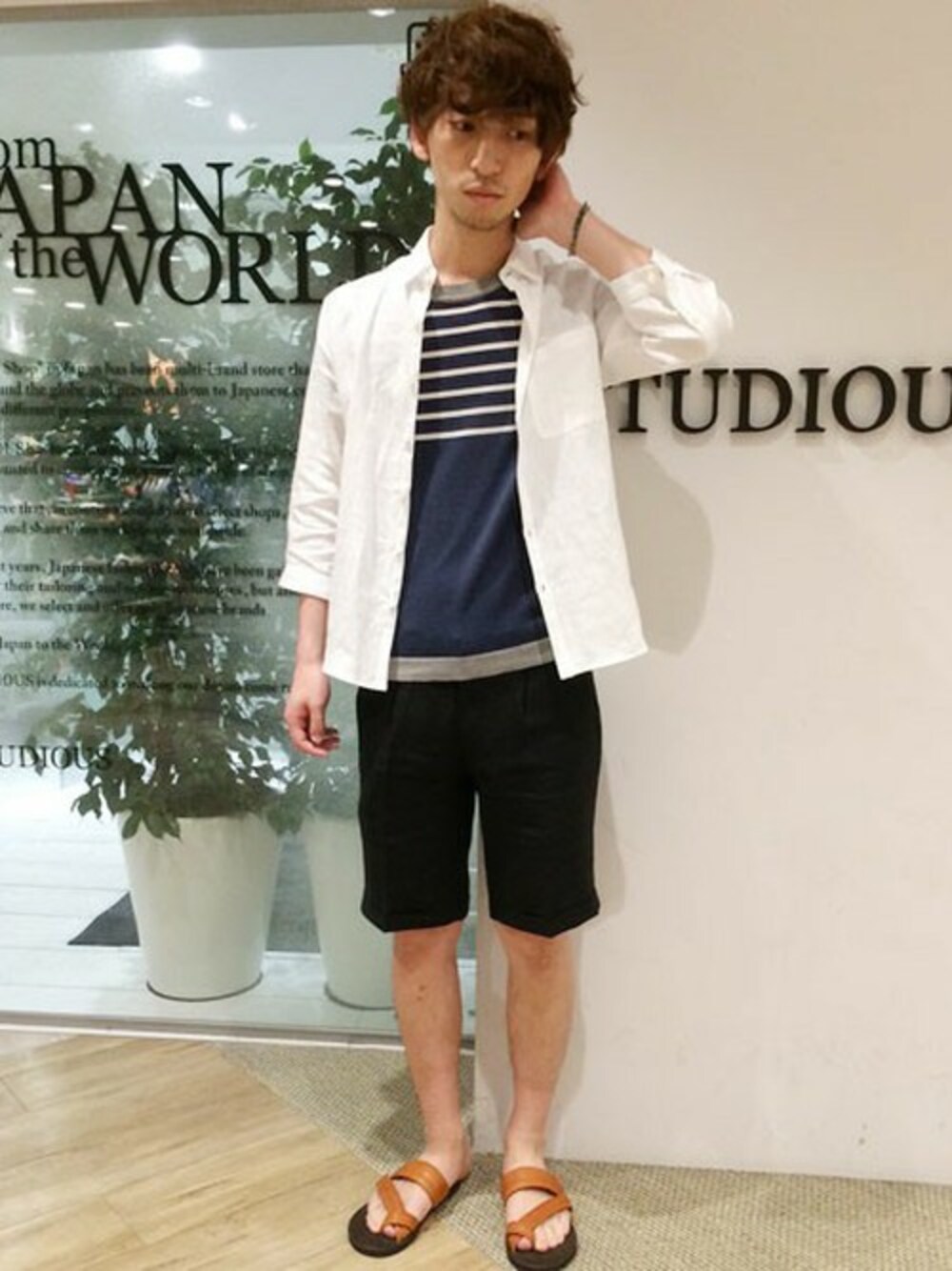 「ブレスレット、サンダル、リネンパンツ、梅雨」｜「STUDIOUSのSTUDIOUS テンセル7分袖シャツ MADE IN JAPAN（シャツ/ブラウス、ホワイト系）」を使った、河野さん（メンズ・180cm）の夏コーディネートの1枚目の写真