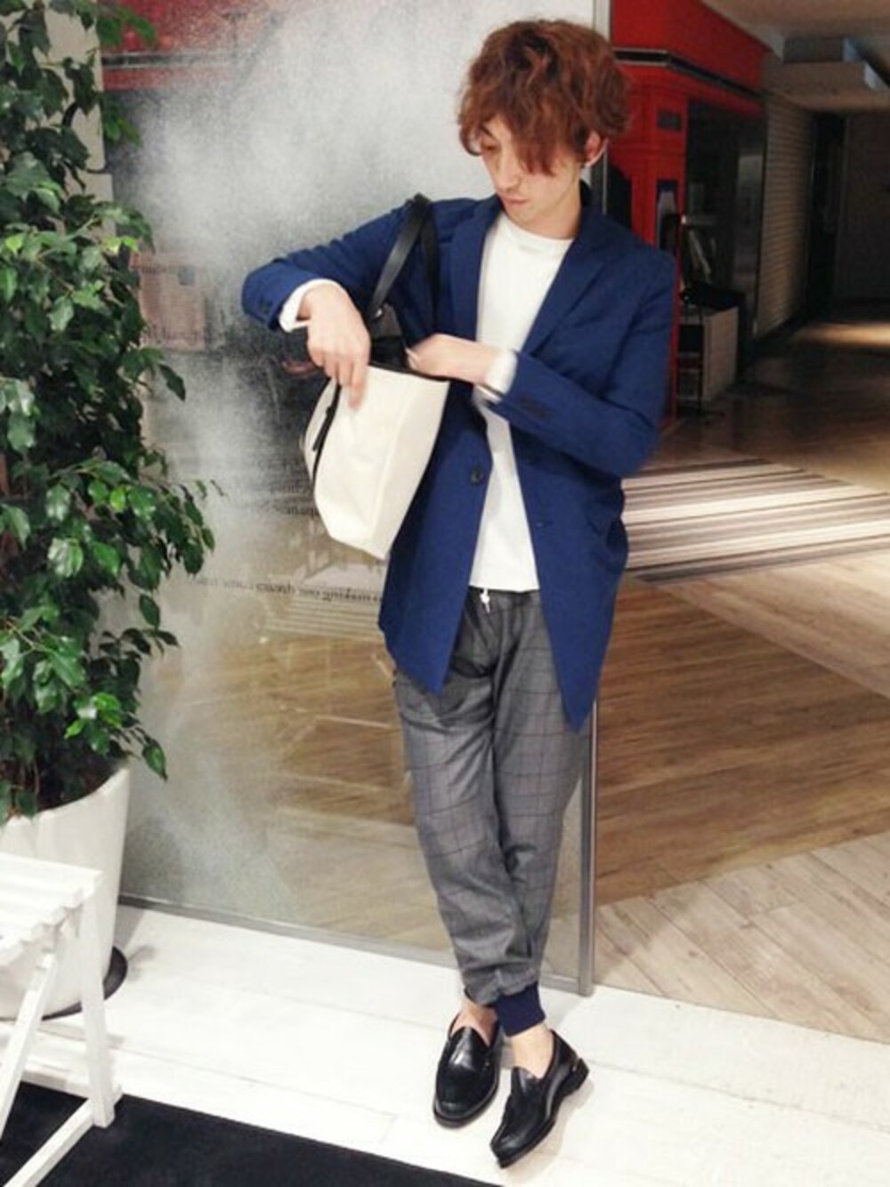 ブルー系のチェスターコート、グレー系のその他パンツ、ブラック系のドレスシューズを着用したメンズの夏コーディネートの1枚目の写真