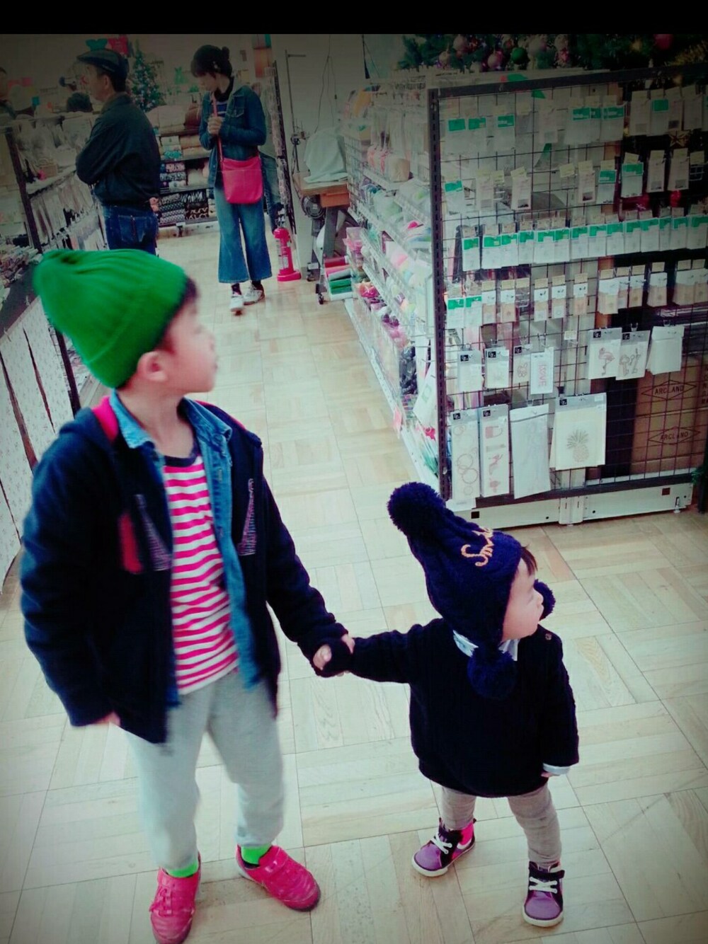 「kids、キッズコーデ、プチプラ」｜「GAPのアイテム（ニット/セーター、ブルー系）」を使った、エリさん（レディース・167cm）の冬コーディネートの1枚目の写真