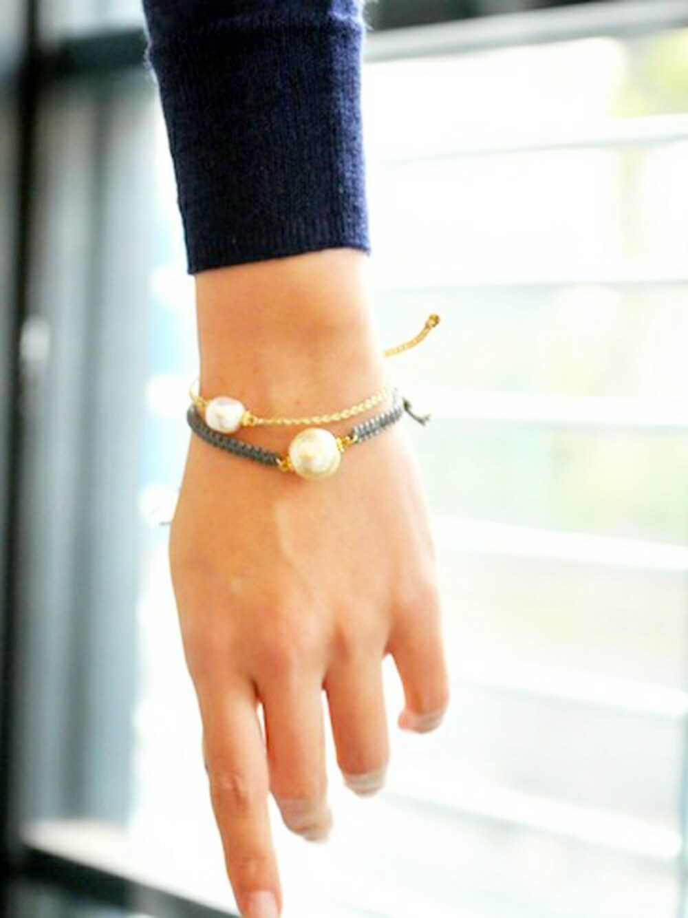 「phoebe、コットンパール、ミサンガ」｜「PhoebeのBaroque sugarミサンガ（ブレスレット、ゴールド系）」を使った、JUPITER&phoebeさん（レディース・163cm）の春コーディネートの1枚目の写真