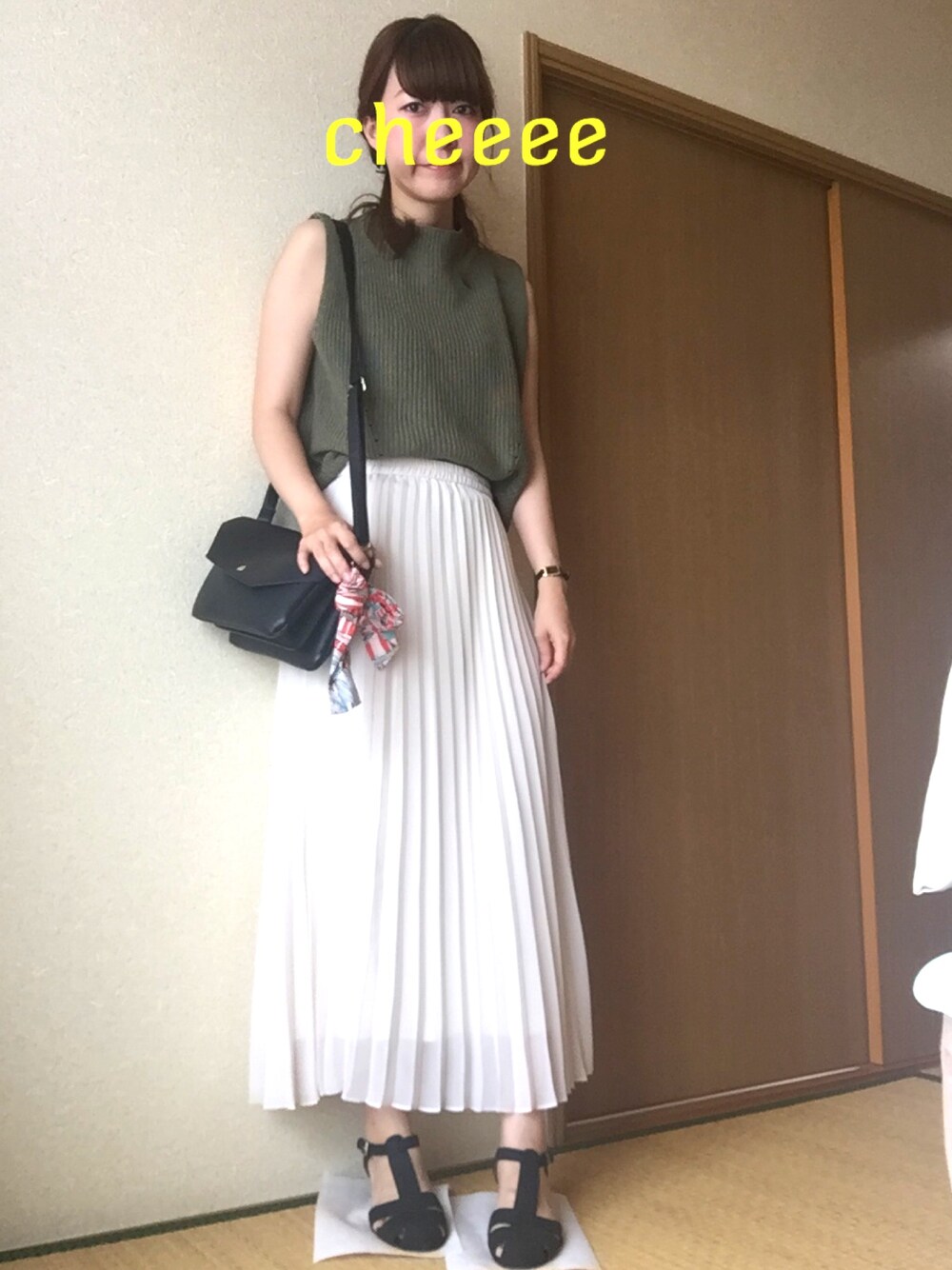 ホワイト系のスカート、ブラック系のサンダルを着用したレディースの夏コーディネートの1枚目の写真