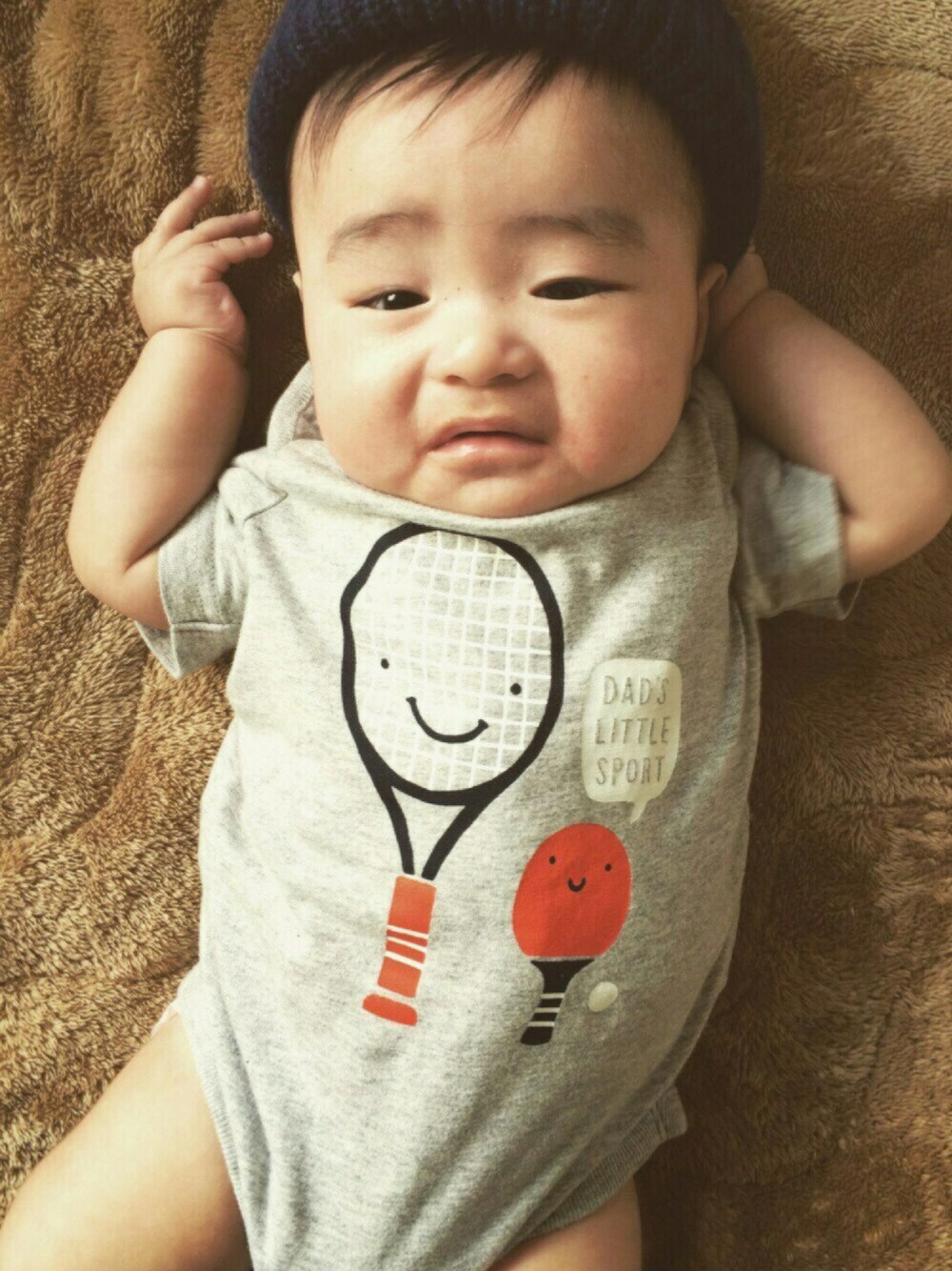 「baby、生後4ヶ月、babygap、おとこのこ、変な顔」｜「babyGAPのアイテム（ロンパース、グレー系）」を使った、puuuumaさん（キッズ・60cm）の春コーディネートの1枚目の写真